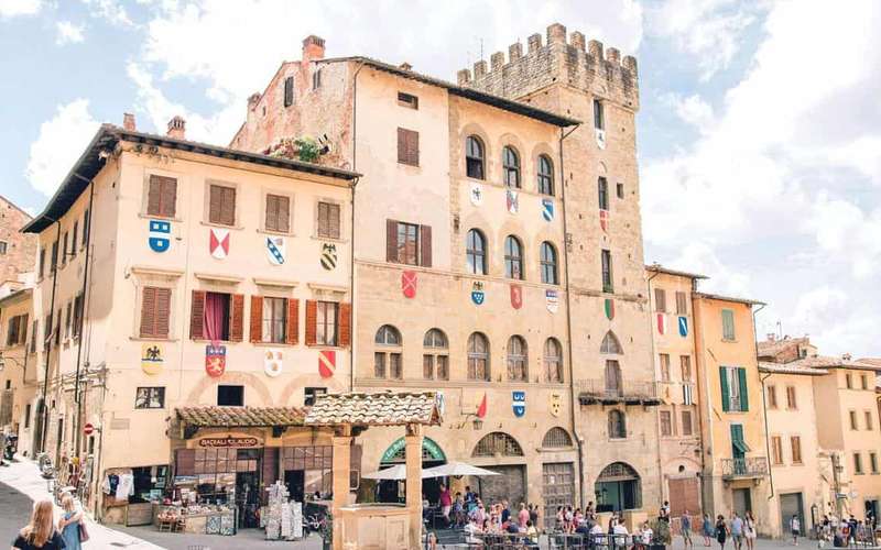 Arezzo: Kalauzolt gyalogos séta a Piazza Grande-val