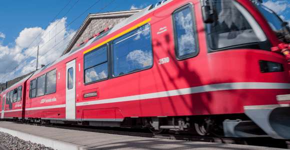 Von Bergamo aus: Ticket nach St. Moritz mit dem roten Bernina-Zug