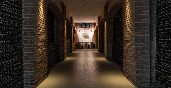 Brescia: cata de vino de Franciacorta en una bodega histórica