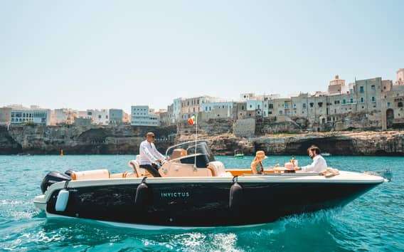 Prosecco-Bootstour zu den Höhlen von Polignano a Mare