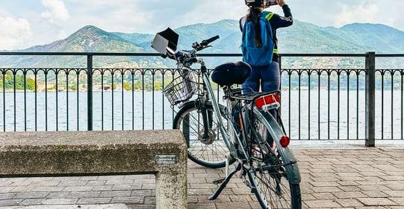 Lago di Como: tour in eBike con guida dal vivo, casco elettrico e iPad