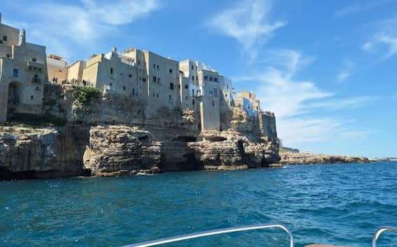 Bootstour Polignano a Mare mit Musik, Badestopp und Drinks