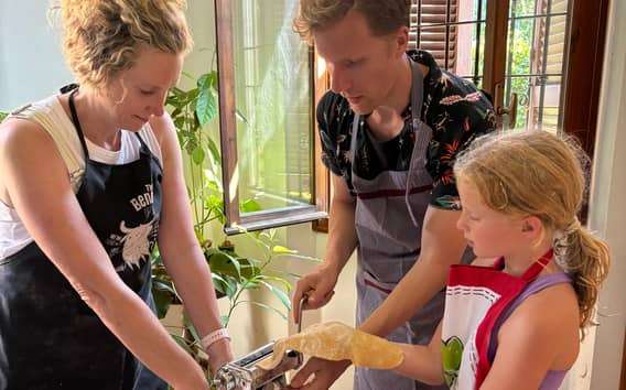 Caseificio e lezione di cucina sui tortelli a Reggio Emilia