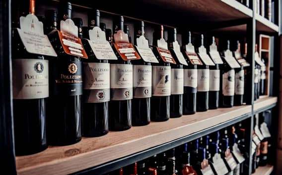 Bergamo Alta: Wine tasting with a platter of cold cuts in a wine bar in the town center