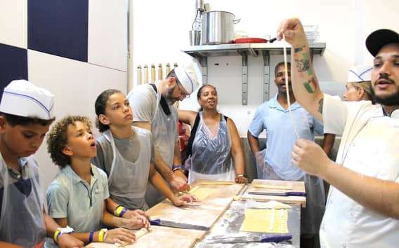 Nápoles: Clase de elaboración de pasta con entrante y bebida
