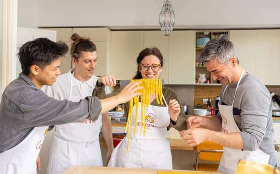 Pasta Kochkurs Modena: privat, mit Tiramisu und Wein