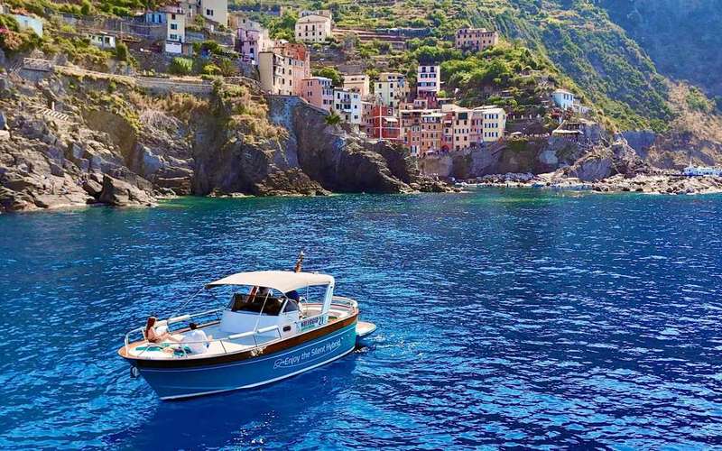 Hybridní plavba lodí kolem Cinque Terre s koupáním