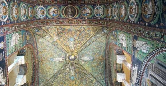 Ravenne : Lever ou coucher du soleil au milieu d'anciennes mosaïques