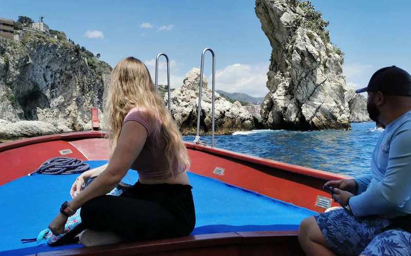 Isola Bella és Kék-barlang hajókirándulás Taormina-látogatással