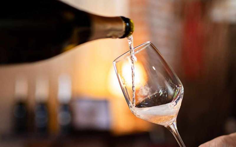 Cata de vinos rosados en una bodega de Oltrepò Pavese