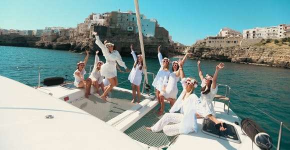 Polignano: Catamaran cruise met aperitief en eten
