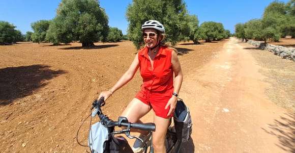 Excursión en E-Bike por Ostuni. Enormes olivos y un pueblo rocoso