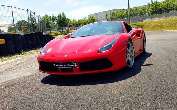 Milán: Prueba de conducción de un Ferrari 488 en un circuito de carreras