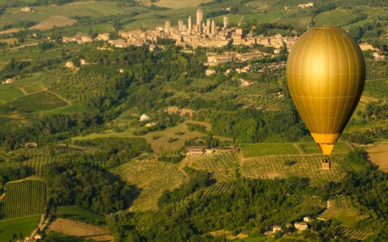 Léggömbös repülés San Gimignano közelében, Toszkánában