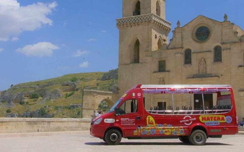 Matera nyitott tetejű buszos körút sziklalakás-megállóval