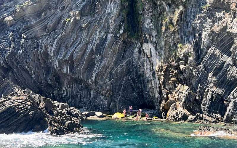 Vernazza Boat Tour with Snorkeling, Caves and Prosecco