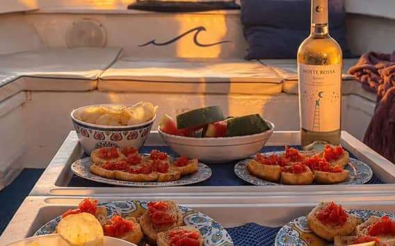 Leuca by boat: an aperitif with typical Apulian products, music and relaxation.