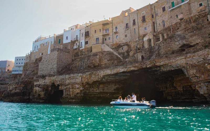 Polignano a Mare-i csónakos túra a barlangokhoz pezsgővel