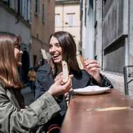 Parmai ételtúra öt korú Parmigiano sajttal és sonkával