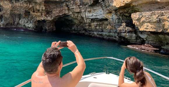 Desde Bari: Excursión de un día a Polignano a Mare, paseo en barco y tiempo libre