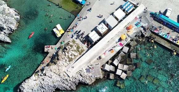 Excursão de barco de 1 hora à descoberta das grutas do Salento