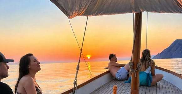 Ab La Spezia: Bootstour bei Sonnenuntergang mit Aperitif