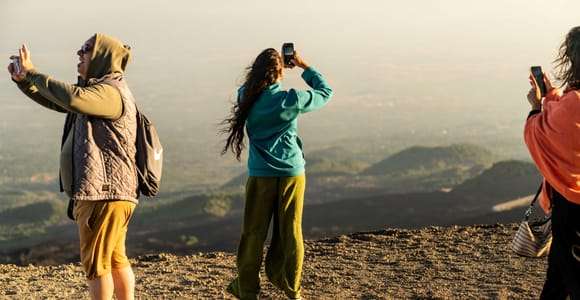 Taormina: Excursão ao pôr do sol no Monte Etna com visita à gruta e degustação