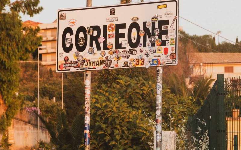 Corleone-i gyalogos túra helyi, a városban született idegenvezetővel