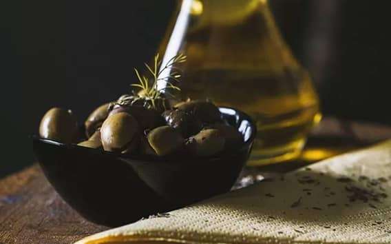 Cata de aceite de oliva en Ostuni con maestro oleícola