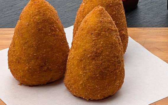 Streetfood proeverij Messina met kathedraal en astronomische klok