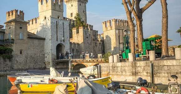 Passeio de barco guiado a Sirmione a partir de Garda/Bardolino