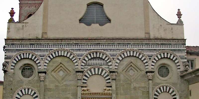 Romanikus Pistoia: csíkos márvány és szószékek