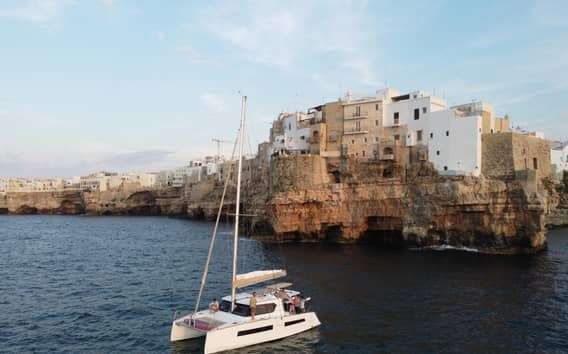 Polignano a Mare: Katamaran-Tour mit Aperitif und lokalem Essen