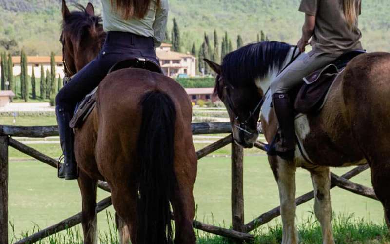Lovaglás Siena közelében a Polo Club Villa a Sesta-tól