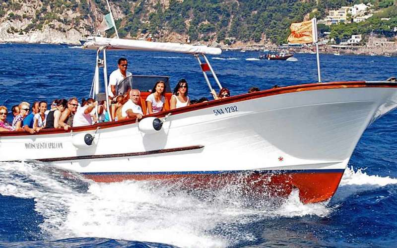 Capri: hajókirándulás a szigeten, megállóval a Kék-barlangnál