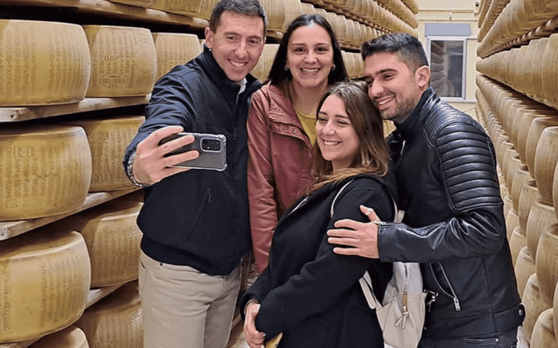 Parmezán-sajtgyári túra Parma közelében kóstolóval