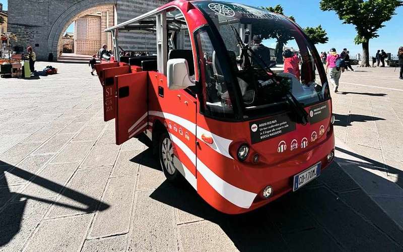 Assisi szabadon fel- és leszálló minibuszos túra a Rocca Maggiore-val