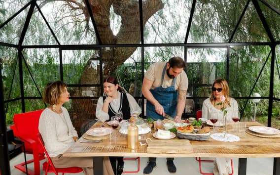 Degustación de quesos y vino en un invernadero de Ostuni