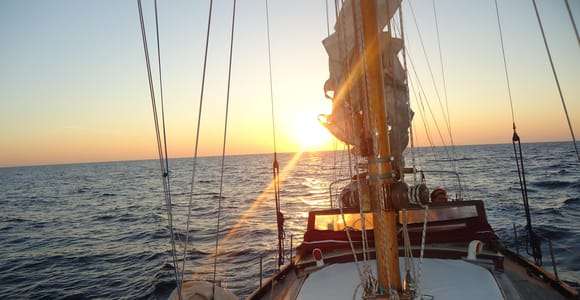 Marina de Castro (LE) Passeio de barco à vela no Cassiopèe vintage