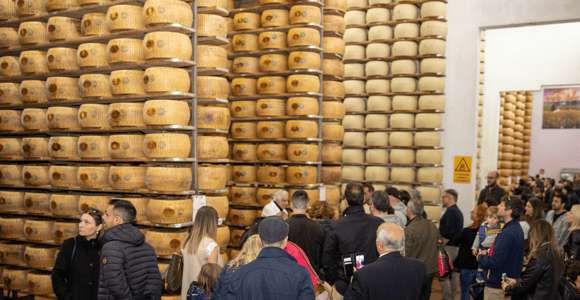 Formigine: Provsmakning och rundtur i parmesanostfabriken