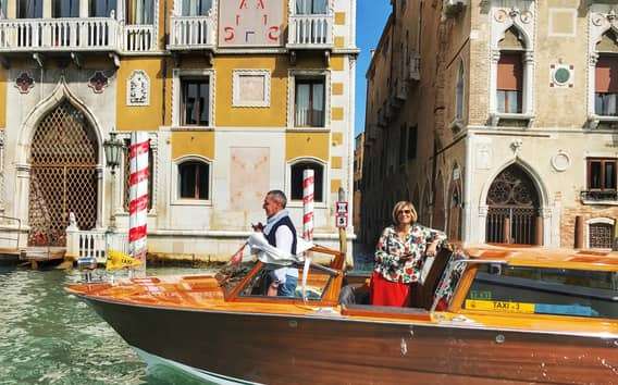 Venecia: Traslado privado desde la estación de tren en taxi acuático
