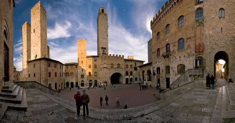 From Siena: Small-Group Day Tour to San Gimignano & Volterra