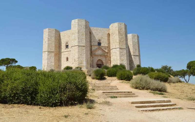 Castel del Monte vezetett túra sorbanállás nélküli belépővel