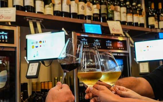 Weinverkostung in Bologna: Sommelier-Spiel in der Bottega Botlé