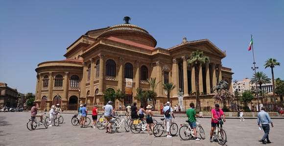 Palermo: Visita guiada en bicicleta por el centro histórico con degustación de comida