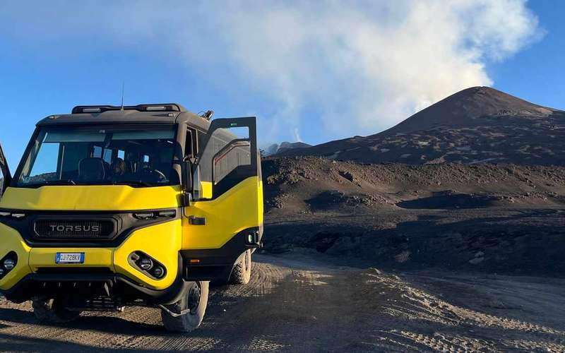 Etna: vezetett túra az északi csúcskráterekhez 4x4-essel és gyalogos szakasszal