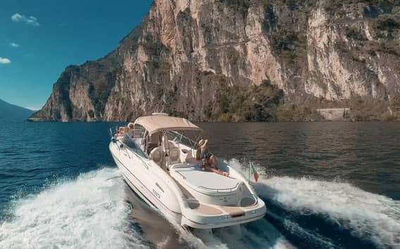Riva del Garda: privétour per speedboot op het Gardameer met prosecco