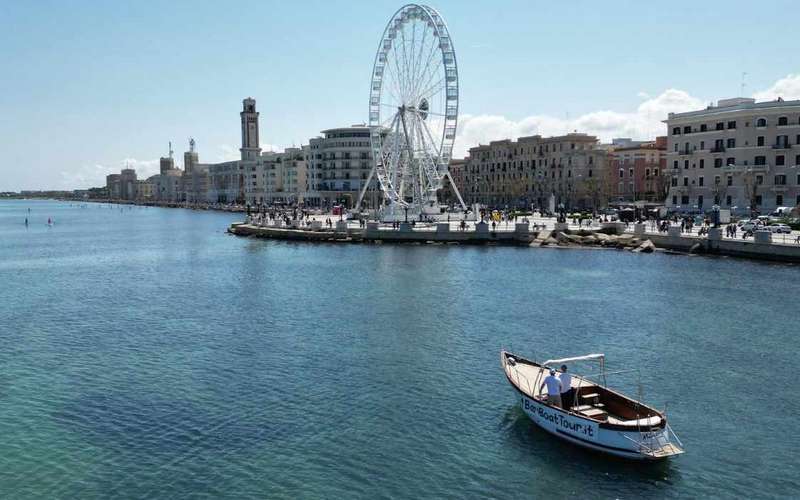 Paseo en barco por la costa de Bari con aperitivo