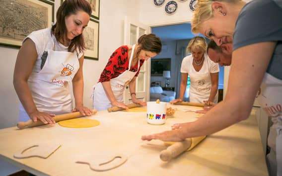 Clase de cocina en Rímini: pasta y tiramisú en casa local