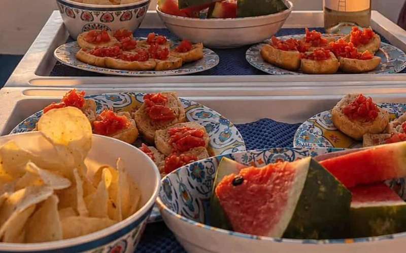Leuca by boat: an aperitif with typical Apulian products, music and relaxation.